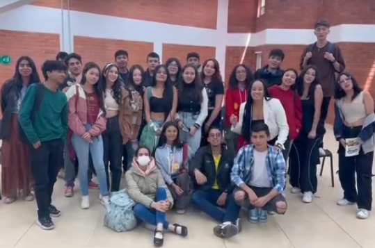 Foto grupal de los estudiantes que completaron el taller